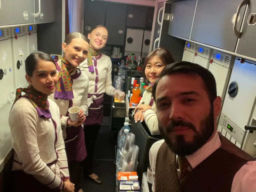 Selfie posádky Etihad Airways v palubnej kuchynke (galley) počas prípravy servisu na palube lietadla